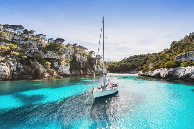 Salida en velero desde el puerto de Fornells