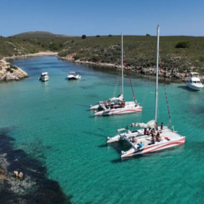 Salida en catamarán desde el puerto de Fornells - Excursión en catamarán a Es Trenc